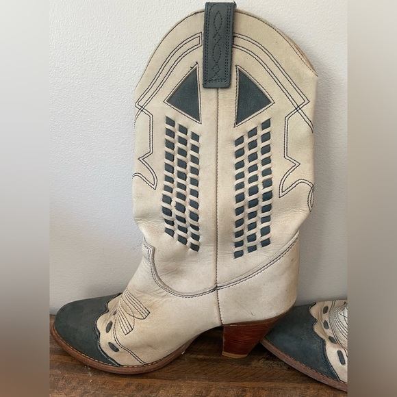 Beautiful Vintage 1980s Cream and Black Zodiac Boots - Picture 3 of 8